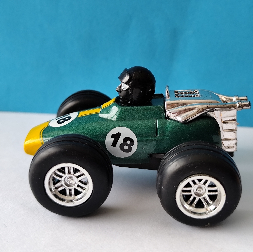 4/$20💥Diecast Friction Car New Ray 2.5" 2002 Green #18 Race Car